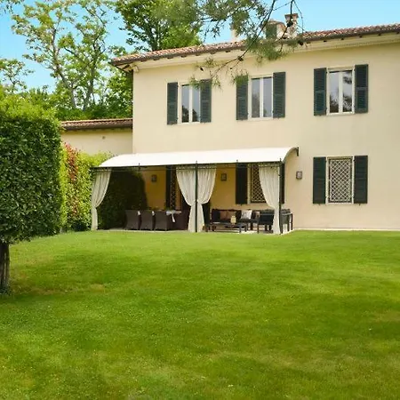 Sleeps 8 Pool Air Con Wifi